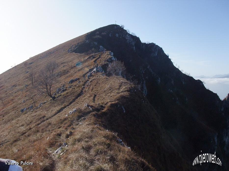 9 sguardo verso la croce della cima.JPG